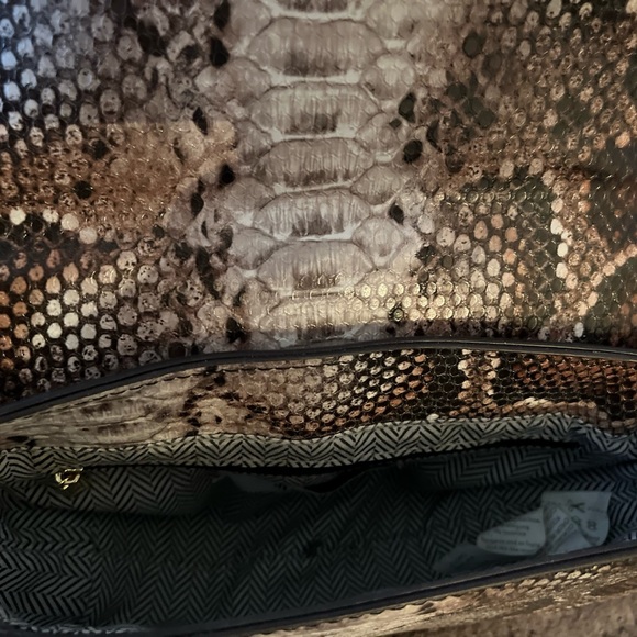 Justfab crossbody bag, snakeskin pattern, white/gray/black-ish color,small size - Picture 8 of 8